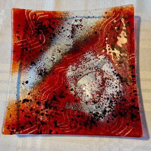 BRICK RED ART GLASS SQUARE PLATE SPIRAL